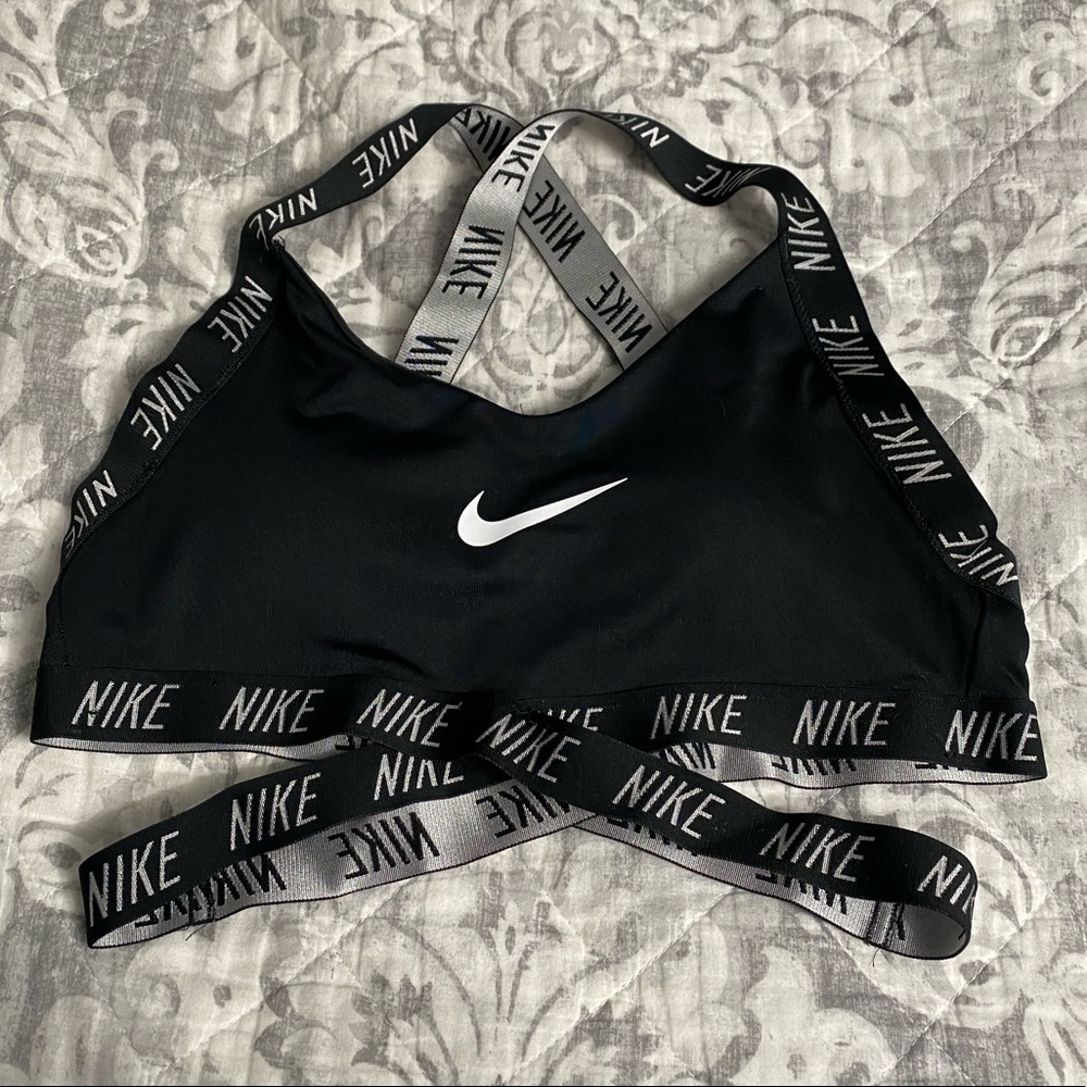Women’s crisscross Nike sports bra